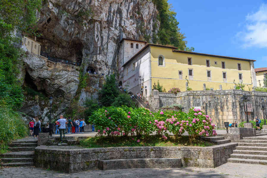 Principado de Asturias 027 - parque nacional de los Picos de Europa - santuario de Covadonga.jpg